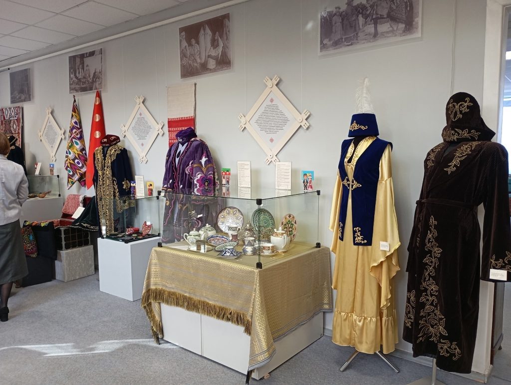    Выставка «Код России. Орнаменты и символы великой земли» призвана напомнить, что сила — в уважении к традициям каждого народа, в нашем общем стремлении к миру и согласию