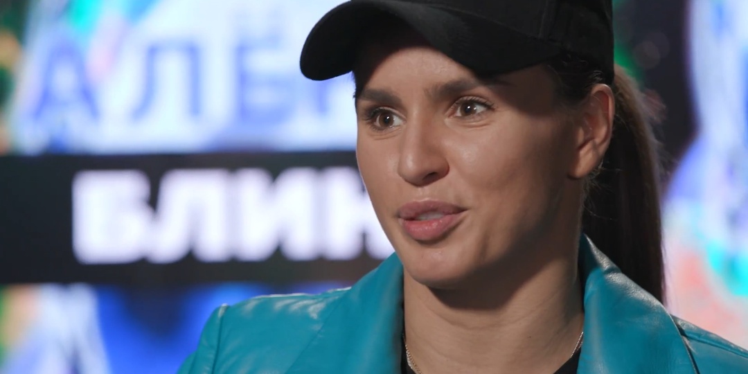 Zivert удивила гостей новым украшением на премьере