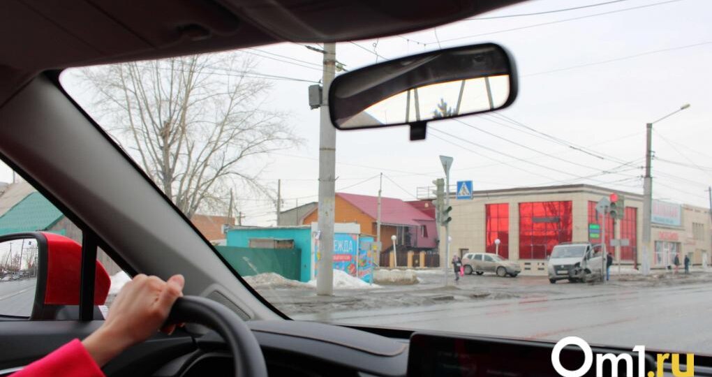 В Омске задержали таксиста без прав