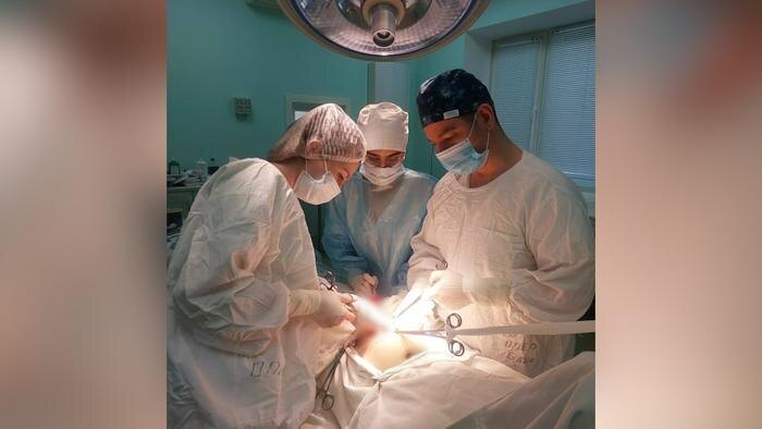 Врачи спасли 14-летнюю девочку с огромной опухолью яичника с 1,5 литра жидкости