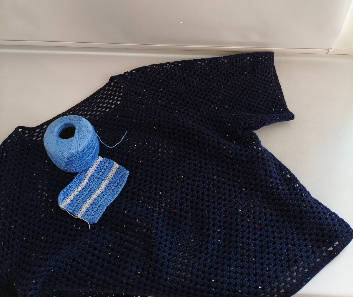 Пайетки  чуть-чуть поблескивают.