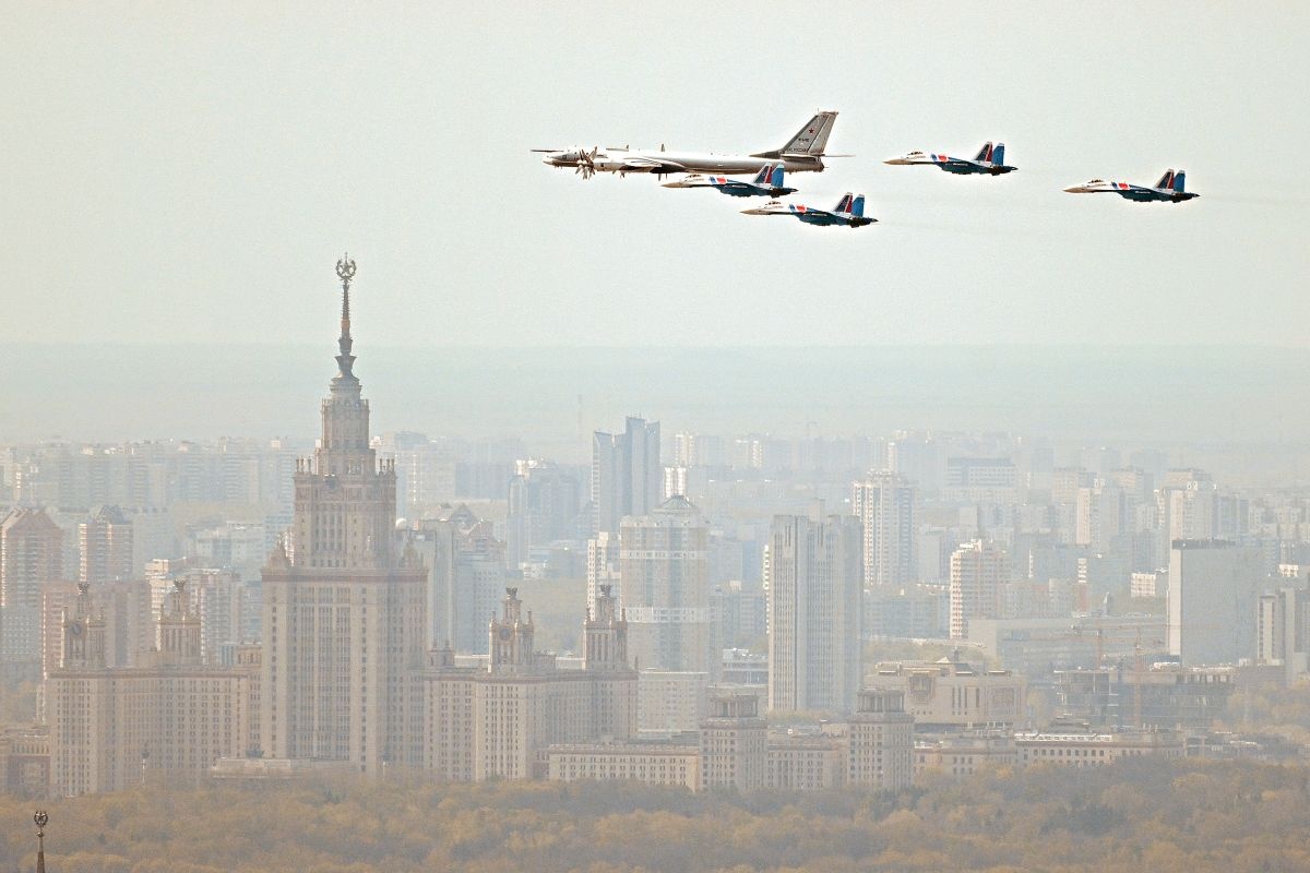    Стратегический бомбардировщик-ракетоносец Ту-95МС и истребители Су-35С - участники военного парада в Москве. / Григорий Сысоев/РИА Новости