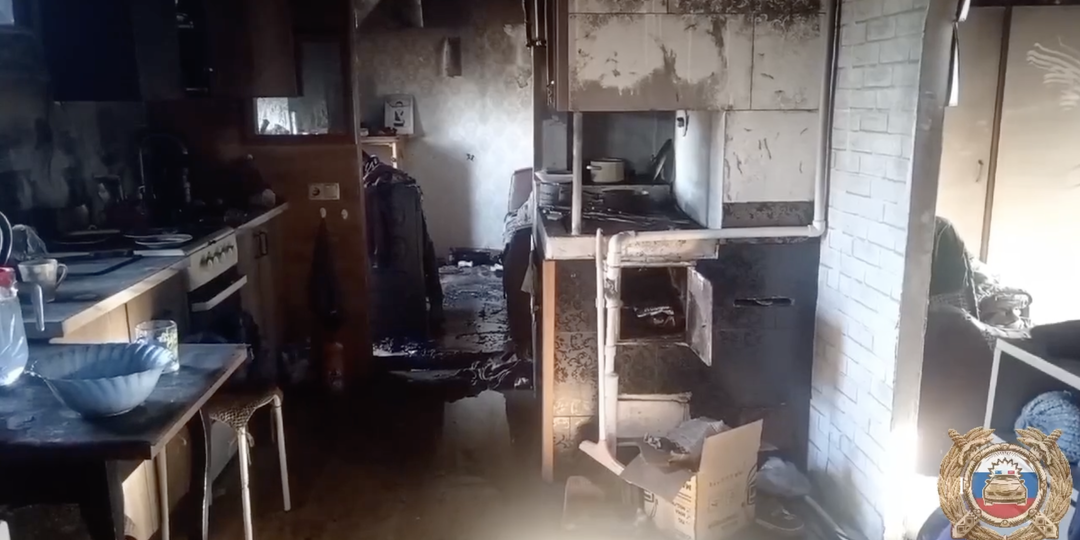 Сотрудники ГАИ спасли пенсионерку из горящего дома в Приангарье