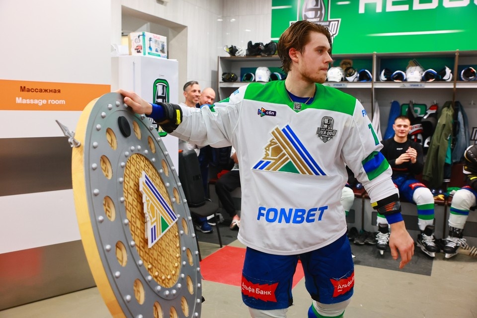    Хоккеисты провели ночь в аэропорту Кольцово и ждут вылета.