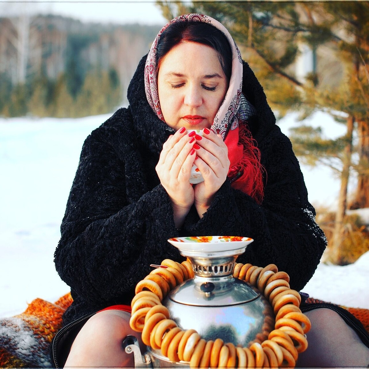 Я Саша! Был период в моей жизни, когда я очень увлекалась фотографией и любила именно постановочные кадры, которые нужно готовить, искать предметы для антуража, создавать образ! Мои помощником был штатив и кнопочка в руке! 