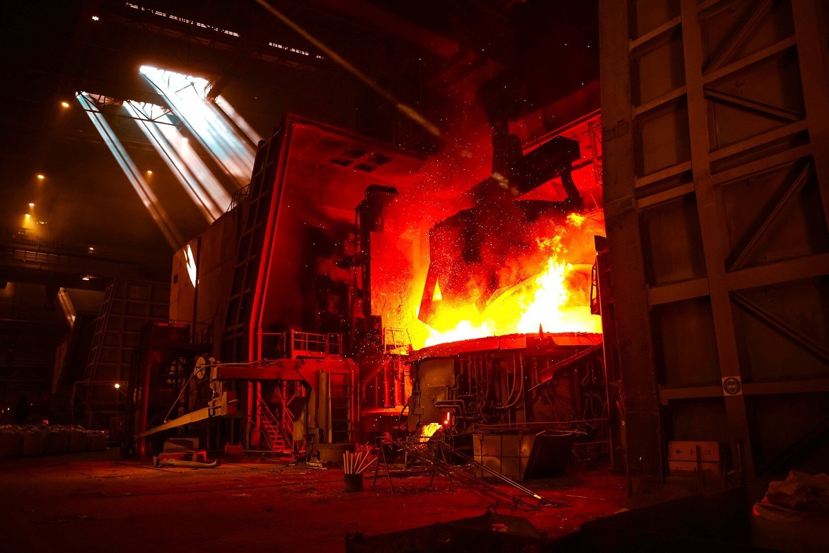 Сокращение количества «промывочных» плавок означает, что теперь не нужно тратить время на промывку дуговой сталеплавильной печи и сталеразливочных ковшей между выплавками различных типов стали, как было раньше. Источник: официальный сайт ПАО «ТМК».