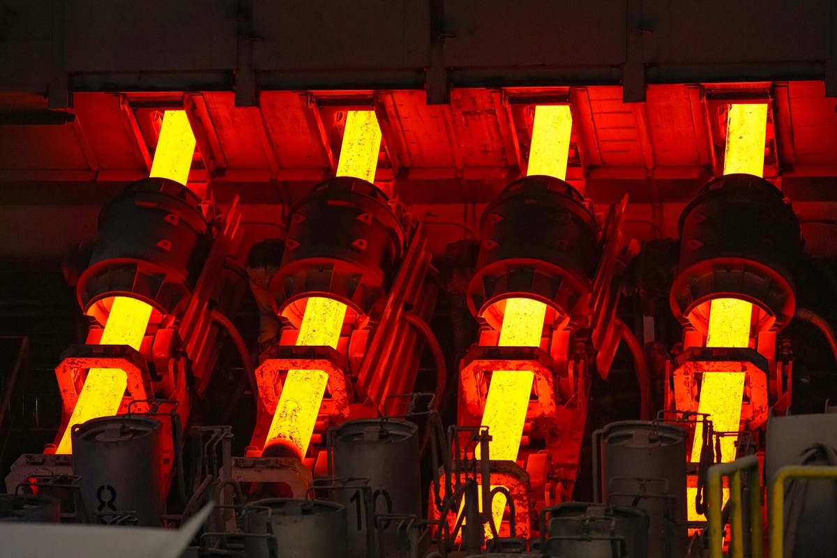 Непрерывнолитая заготовка – это слиток определённой геометрической формы, получаемый при непрерывной разливке стали, который затем используется в качестве заготовки для последующей прокатки, ковки, прессования. Преимущество заготовки заключается в повышенном выходе годного металла, в высокой однородности структуры заготовки и минимизации производственных затрат при изготовлении. Источник: официальная группа Вконтакте администрации Волгоградской области.