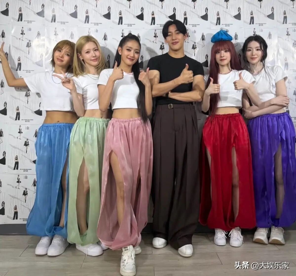    На фото с концерта Юци с мешком для льда на голове