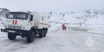 Тяжёлая дорожная техника пришла на помощь автоколонне / канал МЧС России в Мах