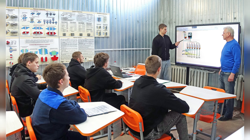    Занятия со студентами по профессии "Мастер по эксплуатации, механизации, автоматизации и роботизации технологического оборудования и процессов пищевой промышленности" проводит мастер производственного обучения Владимир Козорез. Фото Архипа Ларченко. Евгения Орлова