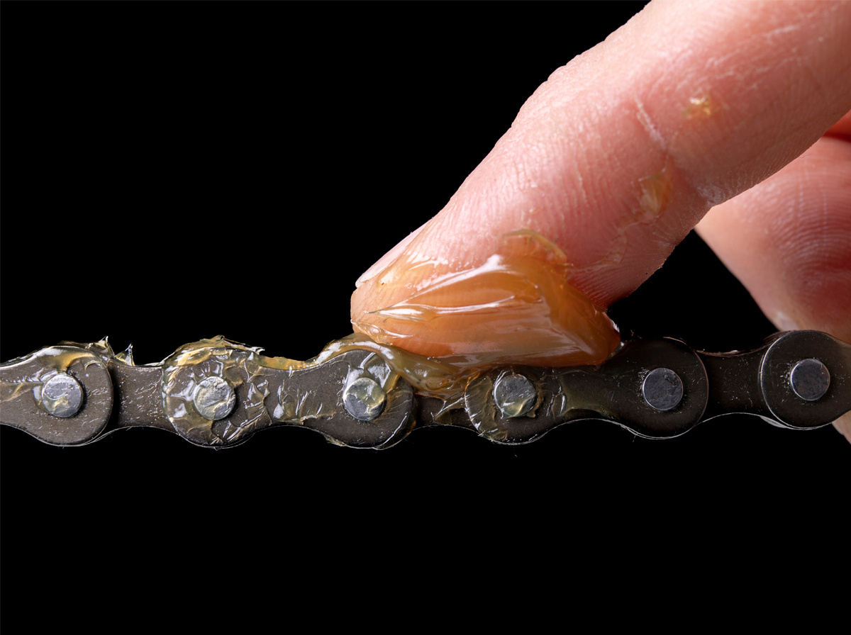 1 фото: густая липкая смазка на цепи, 2 фото: сухая Смазка как краска, момент распыления