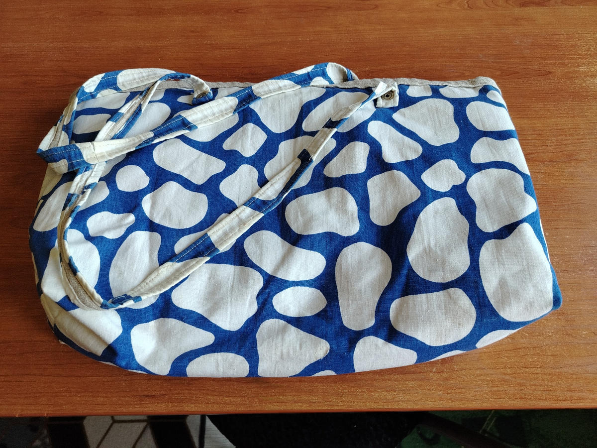 Сумка из цветной холщёвки. Такие морские камушки на синей глади. Внутри мешковина. Беру её на пляж. Лёгкая. Складываю в неё коврик, парео и полотенце. Длинные ручки удобны для  ношения на плече.