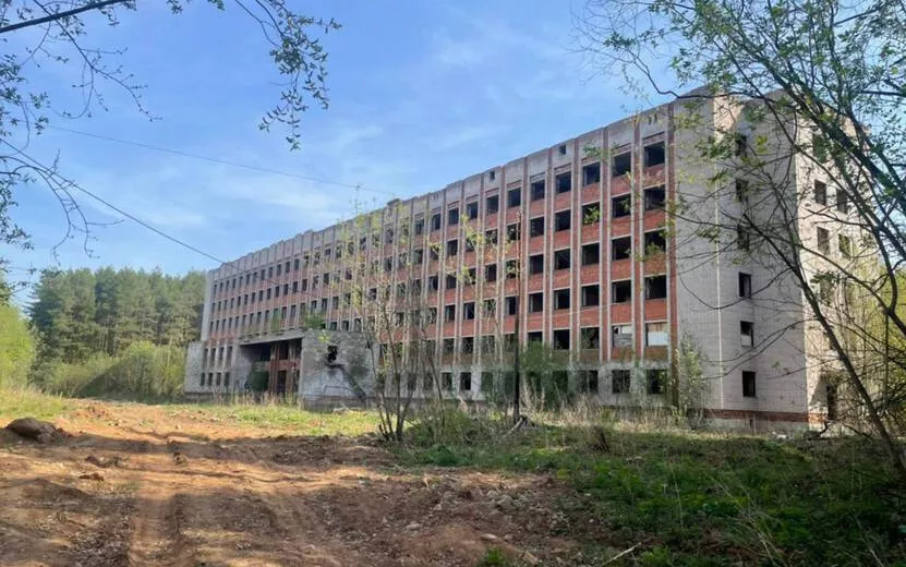  Недостроенное здание общежития на территории будущего хосписа. Фото: предоставлено Н. Ветошкиной