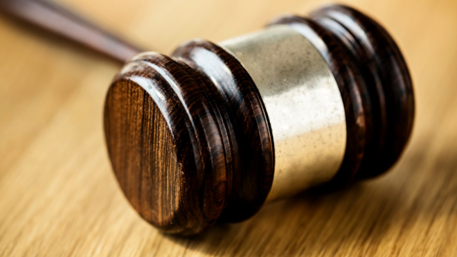 Фото: https://ru.freepik.com/free-photo/closeup-gavel-judgement-concept_2807378.htm#