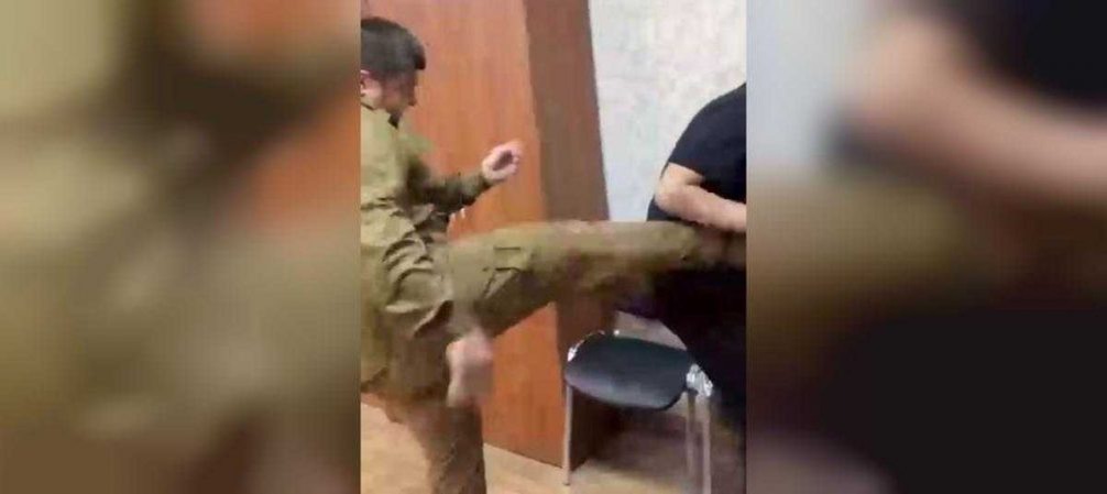    Кадр избиения Журавеля Адамом Кадыровым. Источник: телеграм-канал Рамзана Кадырова