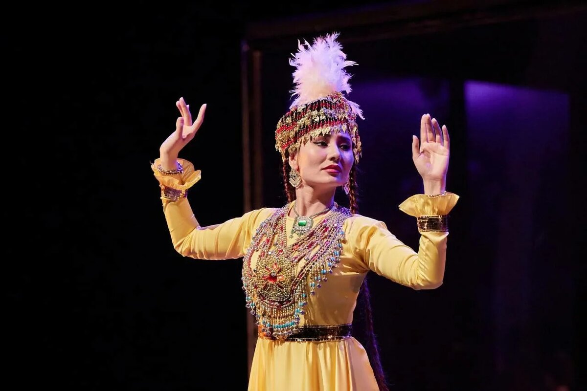    В начале танца звучит медленный запев, танцовщица выходит в размеренном темпе, исполняет движения руками, украшенными зангами, неожиданно замирает в статичной позе. Затем на музыкальный оборот поза начинает рассыпаться, звучит хорезмский «ключ» – определенная комбинация движений, и танцовщица замирает в другой позе. Ритм танца постепенно ускоряется, наполняя его все большей энергией.