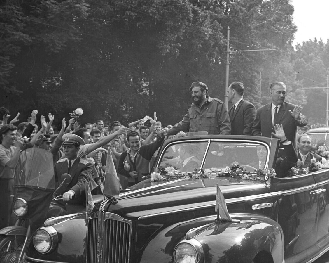   На фотографии жители Ташкента встречают Фиделя Кастро в сопровождении Шарафа Рашидова, 1963 год