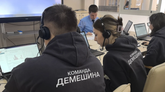 В ходе Прямой линии волонтёры колл-центра приняли более пяти тысяч жалоб и обращений / фото: канал Дмитрий Демешин в Мах