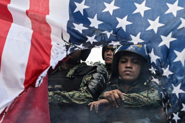 Полицейские охраняют посольство США в Маниле во время акции протеста против американо-израильских ударов по Ирану, 3 марта 2026 года / Noel Celis/Reuters   📷