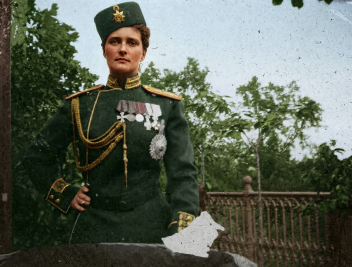 Александра Федоровна в середине 1890-х (восстановленная фотография - листайте, чтобы увидеть оригинал)