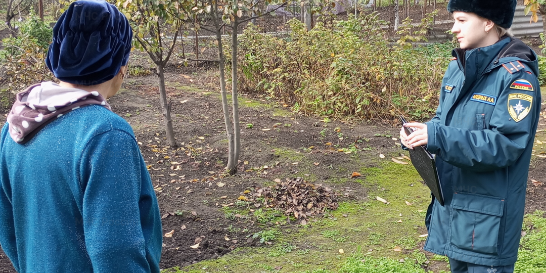 В Моздоке сотрудники МЧС России провели подворовой обход в частном секторе