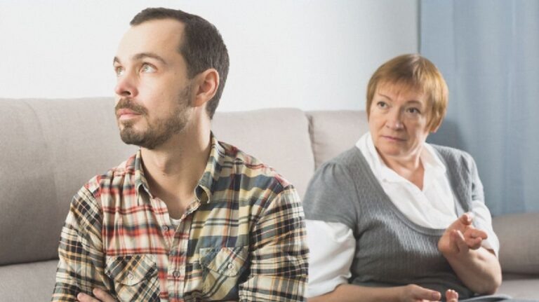    Иллюстрация к материалу: Как хвалить взрослых детей: почему Вот это уже лучше может обидеть