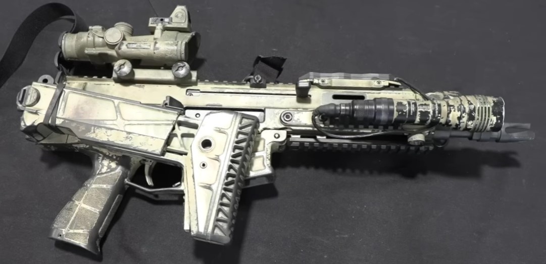 Винтовка бойца GIGN (с лазерным дальномером Trejecon Acos с 4-кратным увеличением и коллиматорным прицелом Trijicon RMR сверху).