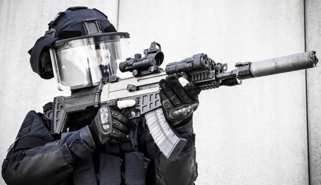 Боец GIGN  с винтовкой БРЕН-2.
