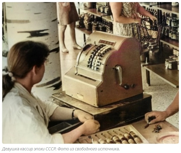 Кассир еще не повернула ручку, а мама уже называла сумму.