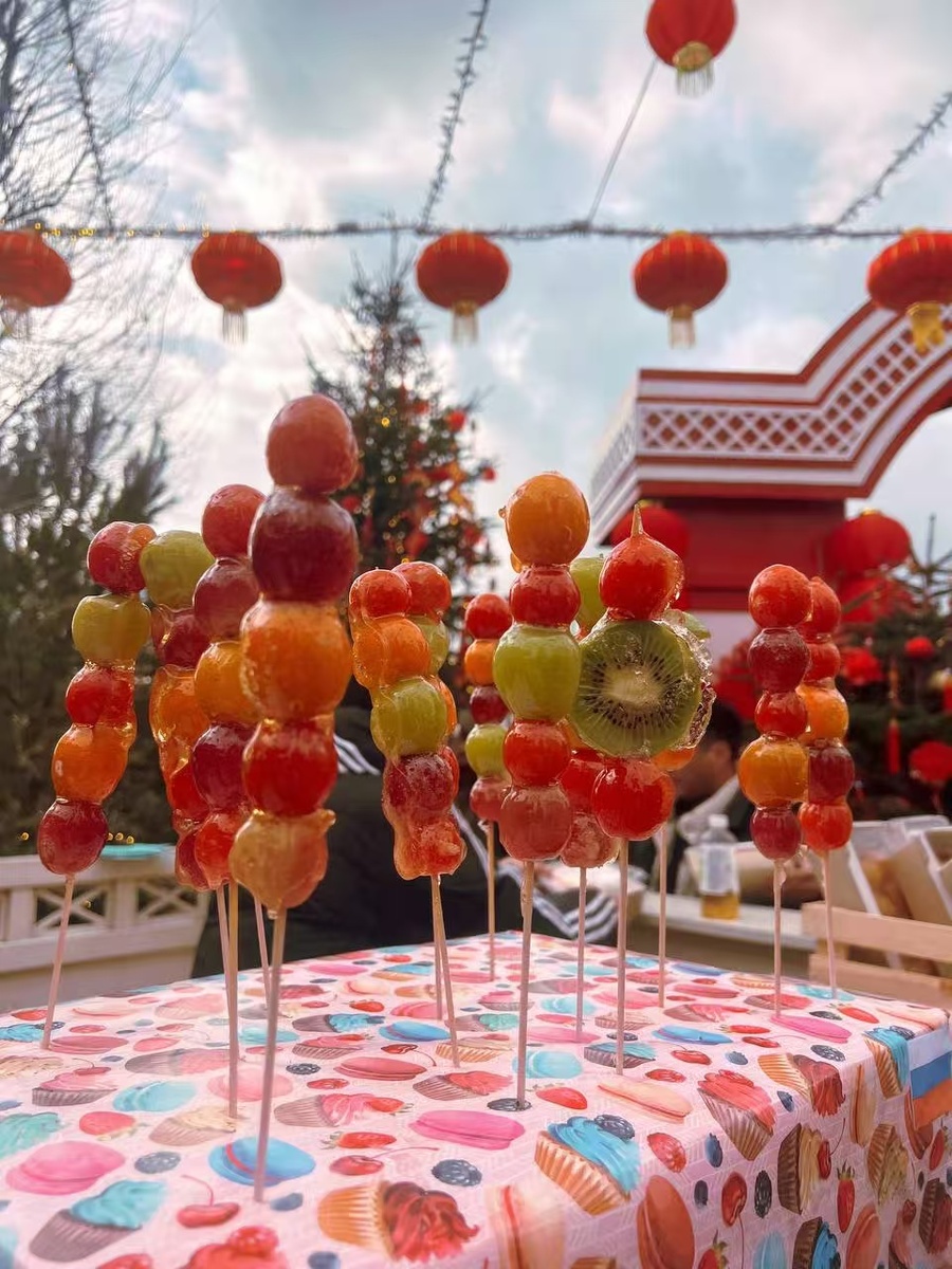 Танхулу на Манежной площади в 2025 году во время празднования Китайского нового года: виноград, киви и ПОМИДОРКИ ЧЕРРИ, которые считаются в Китае ягодой
