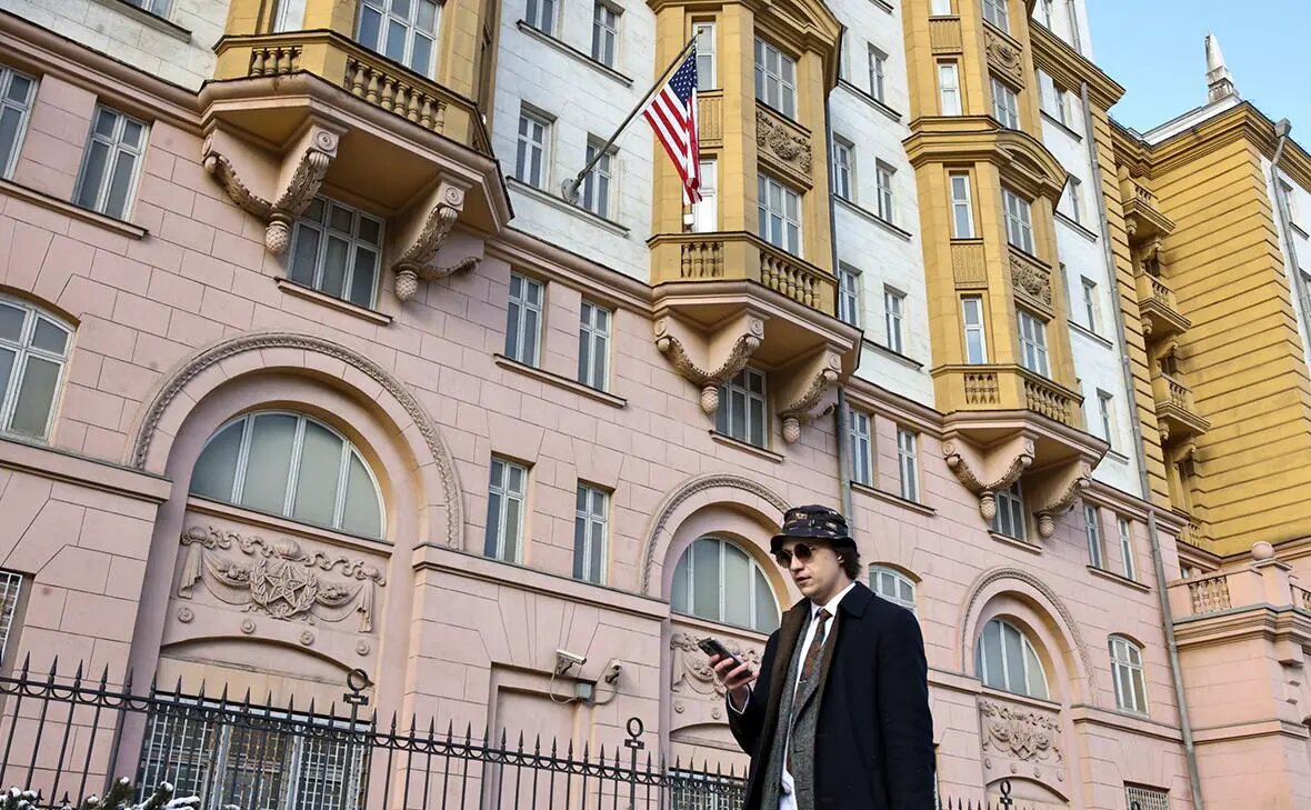    Источник: Здание посольства США в Москве Фото: Михаил Терещенко / ТАСС. rbc.ru Дмитрий Смирнов