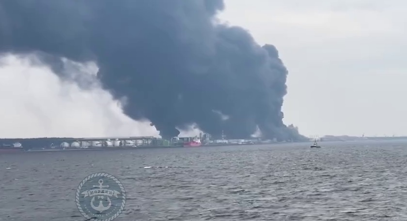    Пожар в порту Усть-Луги. Кадр видео телеграм-канала «Моряки РФ»