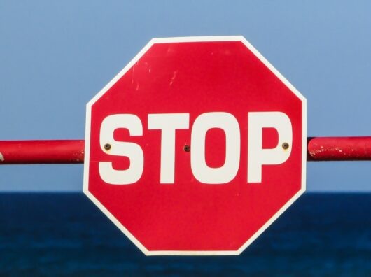    Знак Стоп // Фото с сайта https://pxhere.com/