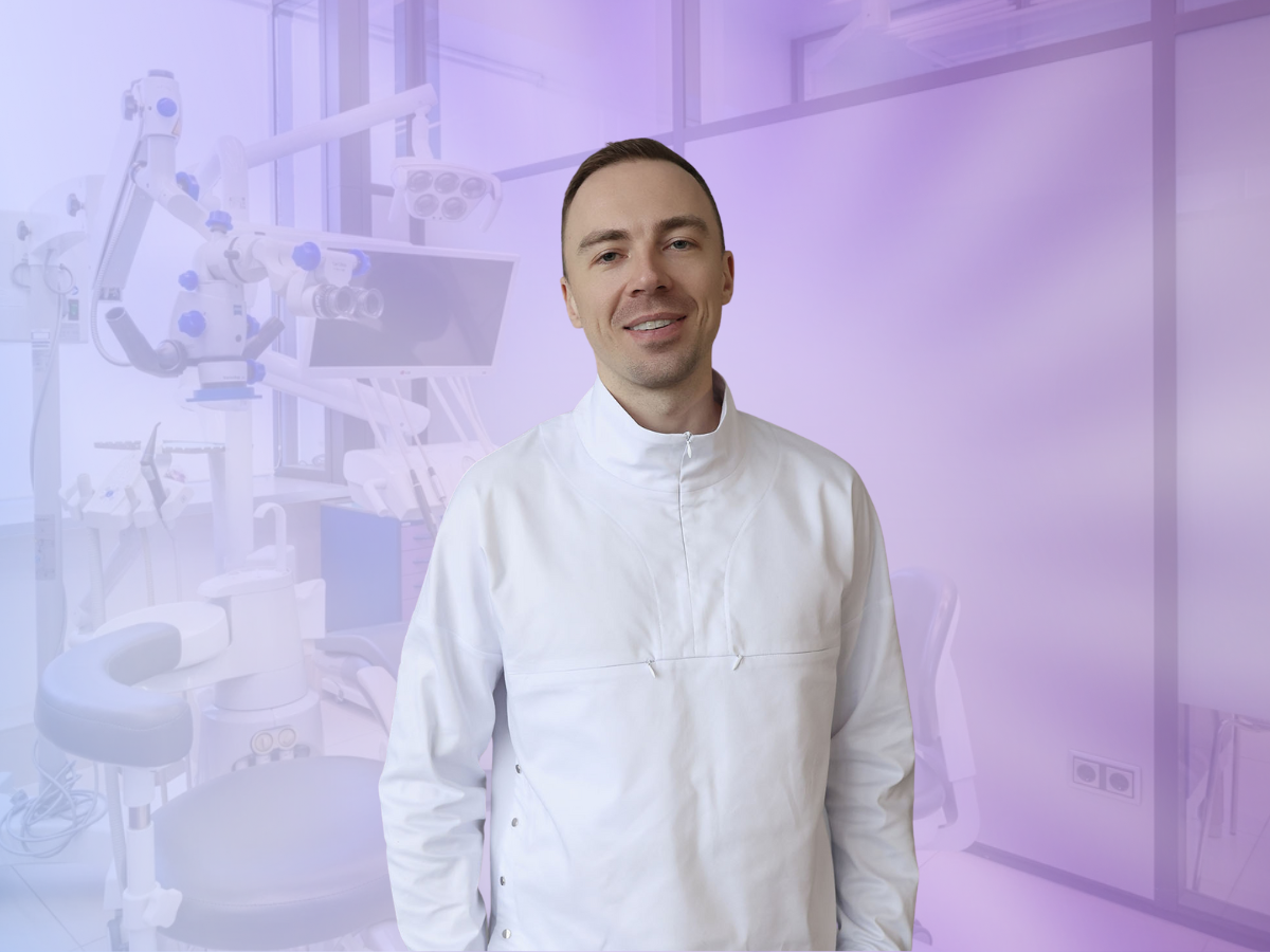 Врач стоматолог-хирург, имплантолог клиники "Авантис" Ряховский Станислав Александрович. Выпускник Московского государственного медико-стоматологического университета им. И.А. Евдокимова (МГМСУ, 2015 г). Является специалистом клиники «Авантис» в области цифровой стоматологии: планирования лечения на элайнерах, виртуальной расстановки имплантатов с последующей 3D-печатью навигационных шаблонов, с 2017 г. – планирования ортогнатических операций с последующим изготовлением позиционирующих сплинтов. В настоящее время лечебную деятельность совмещает с научной работой в ЦНИИС и ЧЛХ на должности врача челюстно-лицевого хирурга, соискатель ученой степени кандидата медицинских наук.