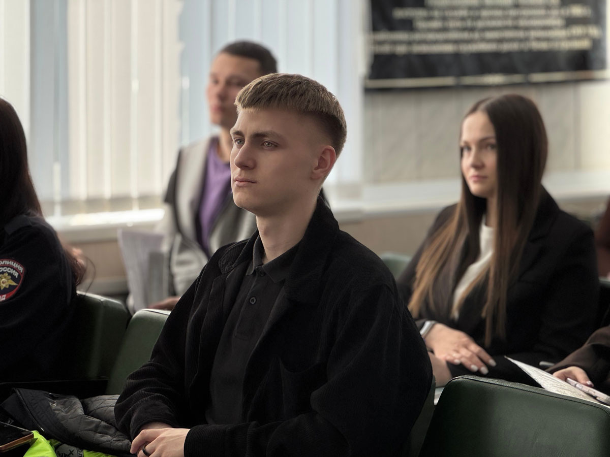    В Каменске-Уральском ветераны полиции провели встречу с молодыми сотрудниками