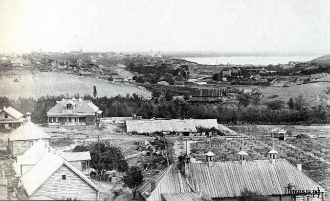 Долина реки Царицы в 1880-е гг. Снимок сделан приблизительно от совр. ул. Ростовской. Левее центра кадра на дальнем плане виднеется Иоанно-Предтеченская церковь.