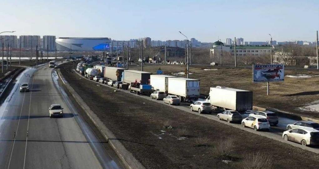 Подходы к мосту у Телецентра отремонтировали холодным асфальтом