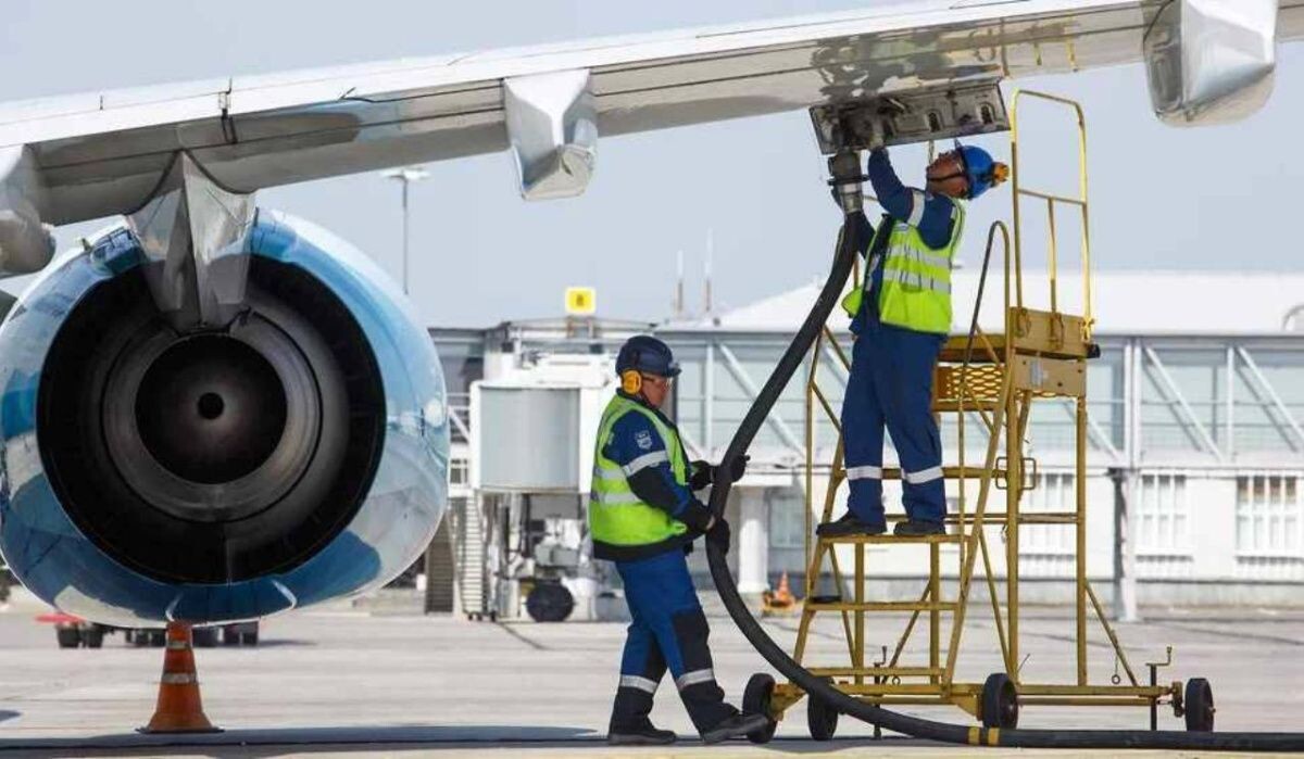     Работы в аэропорту. Источник: kommersant.ru Автор фото: Марина Молдавская