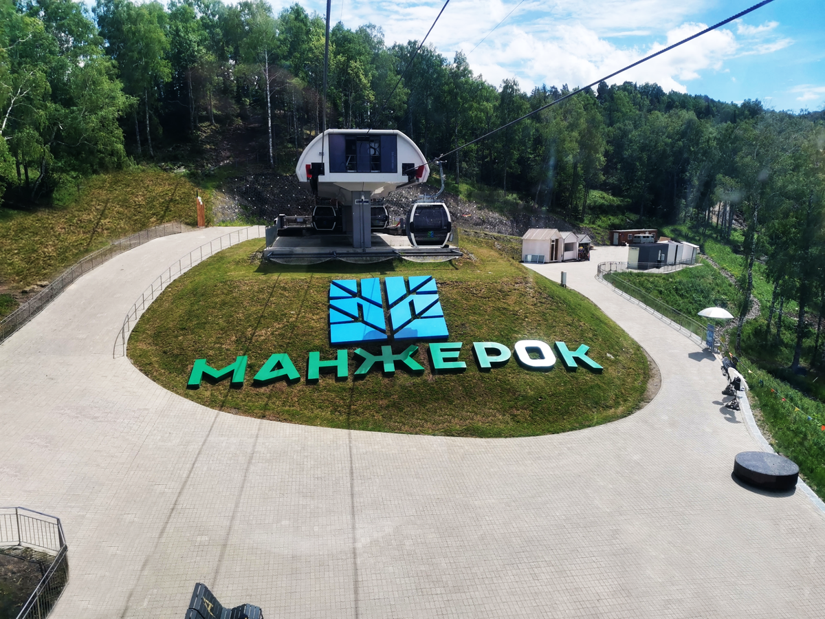 «Вот он — старт большого приключения! Вид на нижнюю станцию канатной дороги "Манжерок" с высоты птичьего полета. Именно отсюда кабинки уносят туристов на вершину горы Синюха за лучшими панорамами Алтая. А вы любите такие подъемы или предпочитаете пешие прогулки?»