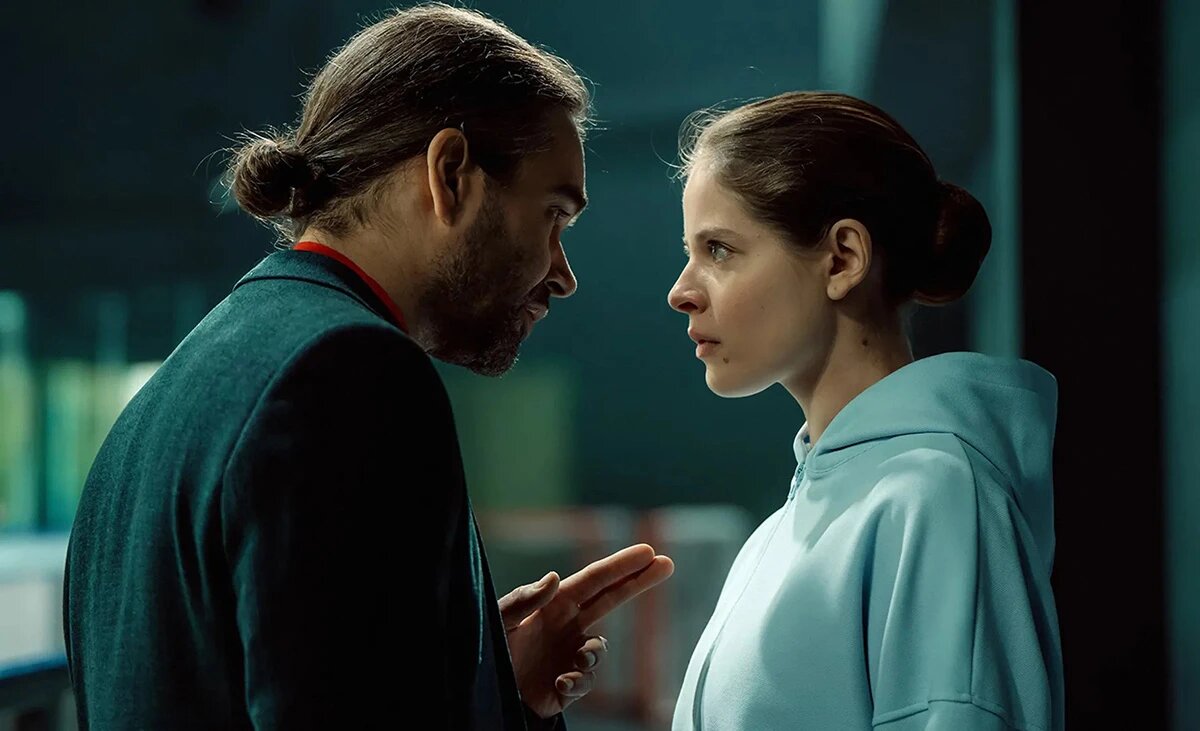    Пётр Фёдоров и Ангелина Пахомова в одном из кадров сериала «На льду» / Источник фото: Okko