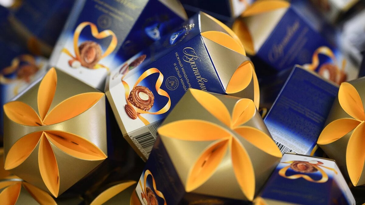 Подарочные коробки конфет "Вдохновение" на фабрике "Красный Октябрь" © Sputnik / Владимир Астапкович