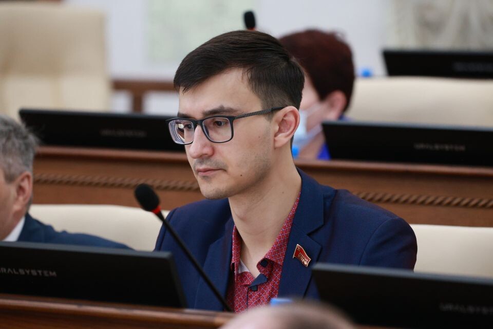    Депутат Андрей Чернобай на мартовской сессии АКЗС. 2026. Источник: Олег Укладов