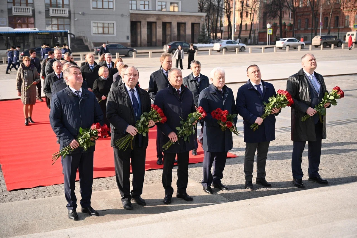     Кунаклар һәйкәлгә чәчәкләр салды