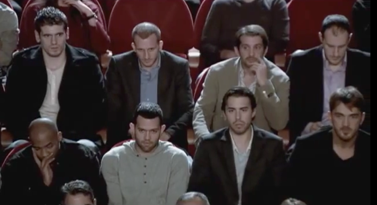 Лучший вид публики на классических концертах: кто-то спит, кто-то делает умный вид, кто-то смотрит в сторону, кто-то всем видом показывает, что он держится из последних сил. Это из ролика с флэшмобом, сидит баскетбольная команда. Радостными становятся, когда весь зал поёт фанатскую песню под аккомпанемент симфонического оркестра. По уровню чисто музыкальной сложности песня ничем не проще и не сложнее предыдущей «скучной классики».