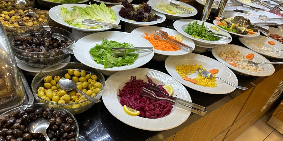 Как вести себя на шведском столе