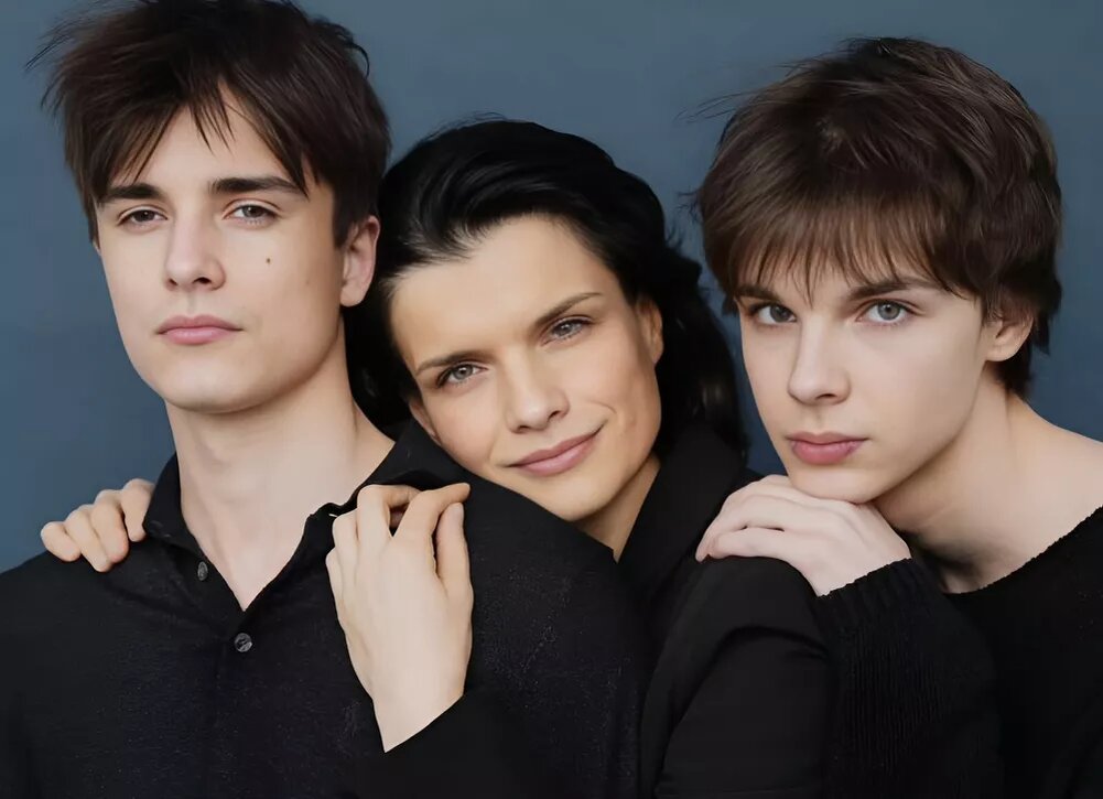    Анна Азарова впервые за долгое время показала сыновей-близнецов