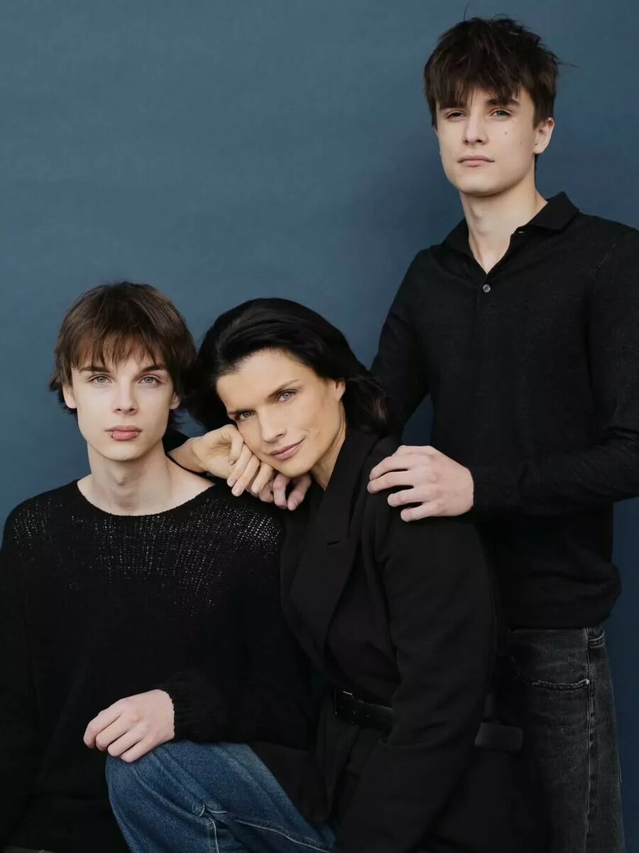 Анна Азарова с сыновьями📷
