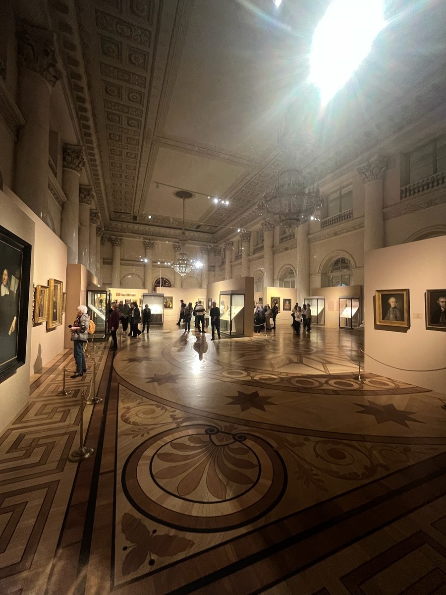 Выставка "Искусство портрета. Личность и эпоха" в Николаевском зале Государственного Эрмитажа. Фото автора.