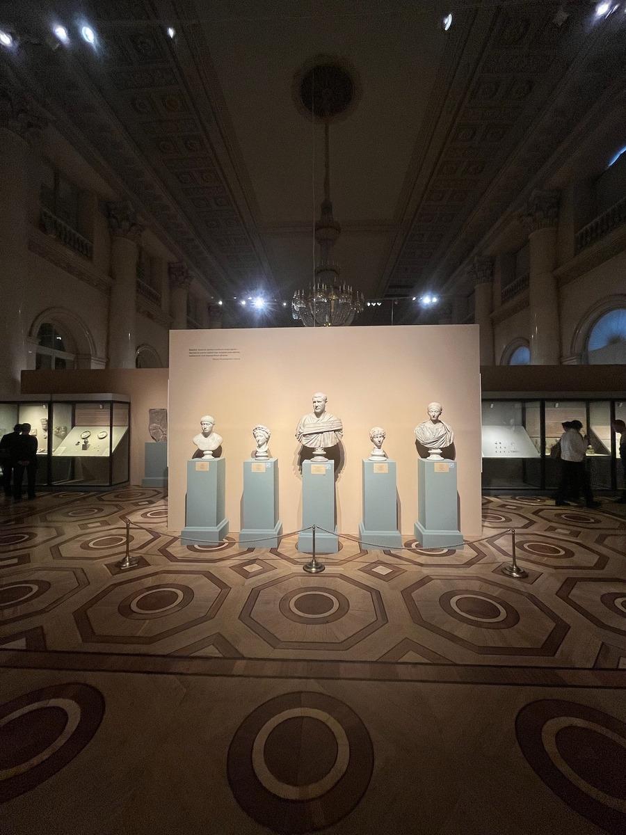 Выставка "Искусство портрета. Личность и эпоха" в Николаевском зале Государственного Эрмитажа. Фото автора.