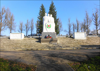 Мемориальный комплекс на братской могиле советских воинов